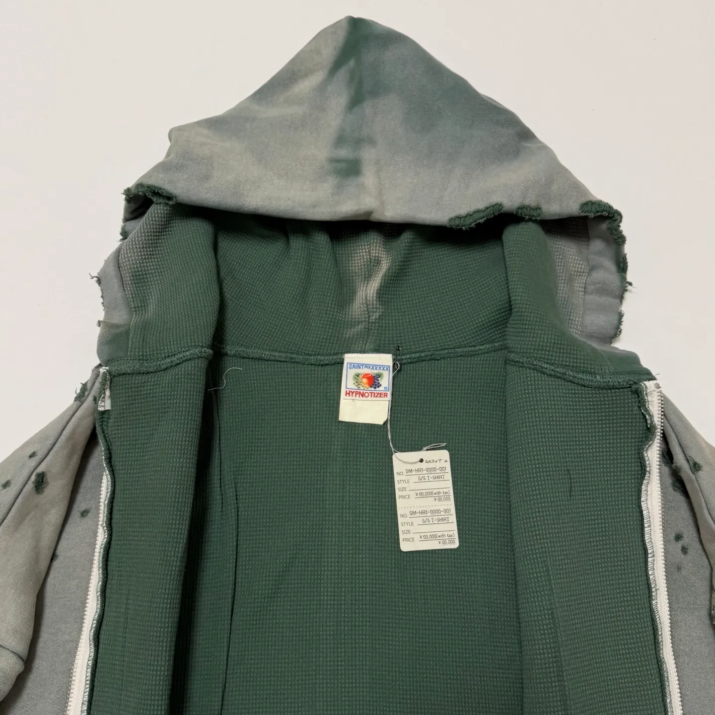SAINT Mxxxxxx DBL FACE ZIP UP HOODIE/GREEN Double-layer destroyed waffle zipper jacket, washed green S-XL, a style that has been used in the summer. After continuous fine polishing, it has finally been shipped. The finished product is simply a work of art. Super heavy washing and distressing. Multiple water fades. Excessive hand-made wormhole destruction processing. Deconstruction and reorganization embroidery technology. Custom-made zippers with LOGO. The color details of the zipper webbing are also correct. Original grade fruit main label and wash water label. Top purchasing grade. A layer of waffle fabric is added to the inner lining to make the overall texture stronger and increase the comfort and warmth of the wearer.